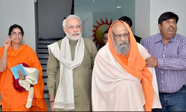 Prime Minister Narendra Modi with Swami Dayanand in Gandhinagar Prime Minister Narendra Modi with Swami Dayanand in Gandhinagar
